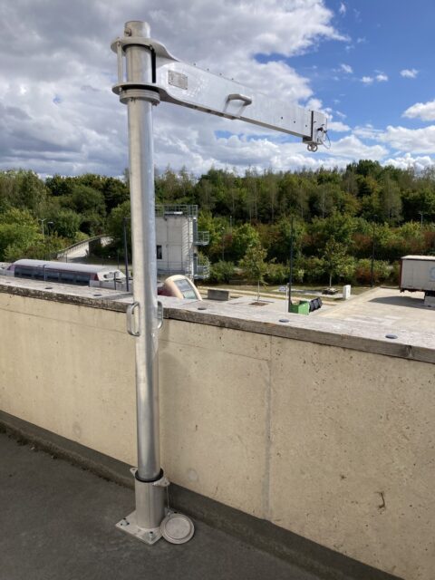 Embase de potence – fixation béton, acier ou plafond, robuste, amovible, compatible multi-potences, installation rapide.