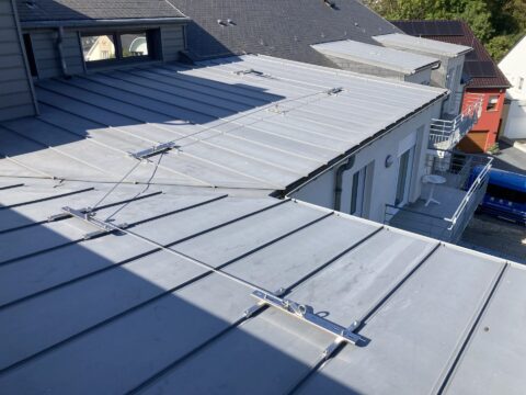 Dispositif antichute pour zinc à joint debout.