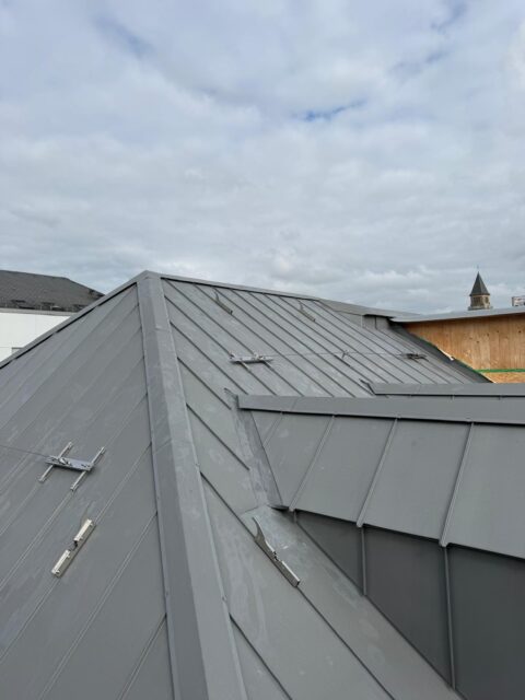 Crochet couvreur Zinc à joint debout