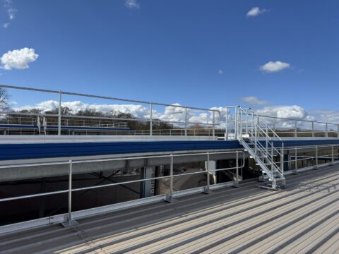 Garde-corps à riveter sur bac acier